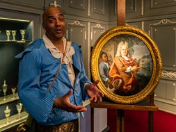 Julian Wijnstein als Tabo naast het portret van Tabo Foto Westfries Museum-Benno Ellerbroek