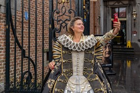 Yvonne Molenaar maakt selfie KLEIN