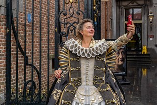 Yvonne Molenaar maakt selfie KLEIN