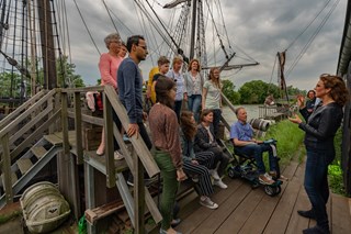 Lizzy Bas verwelkomt prijswinnaars - foto Benno Ellerbroek