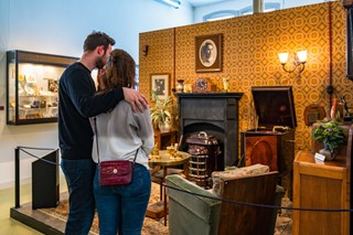 Jaren 40 interieur met kolenkachel en grammofoon in Museum van de 20e Eeuw